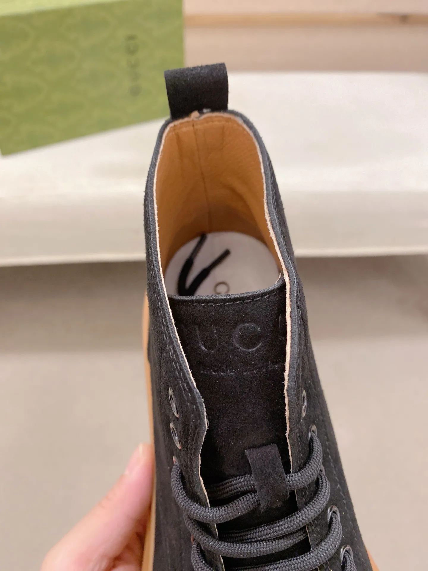 Men's shoes💰 440💰 Leather and velvet lining optional! The new high-top GUCCI counters are on the market at the same time. The new men's shoes and 😘fabric are selected from imported cowhide. The lining: leather lining and plush lining are optional. 👍🏿 High-end ☄️ air-cushion molded anti-slip rubber outsole, exquisite lines, simple and elegant, comfortable and high-end for leisure travel. Code number: 38 to 44 (45 can be customized and cannot be returned or exchanged)